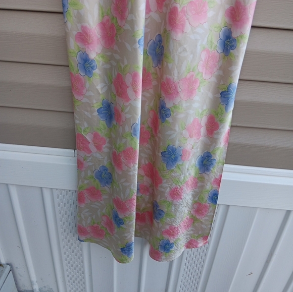 Vintage Valerie Stevens  Full Length Polyester Nightgown M Beige Floral - Picture 3 of 5